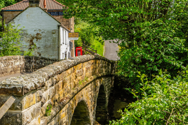 Bridge and pub at Beck Hole